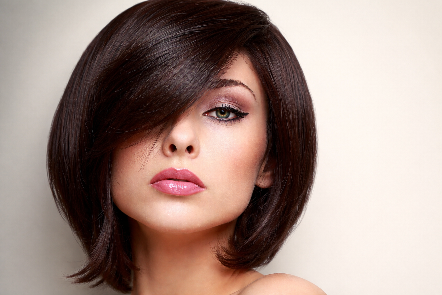 Cortes de cabelo curtos que valorizam mulheres 50+ e estão bombando