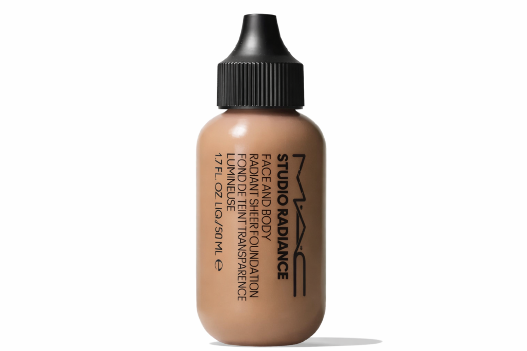 MAC Studio Radiance Face and Body — base leve para pele madura