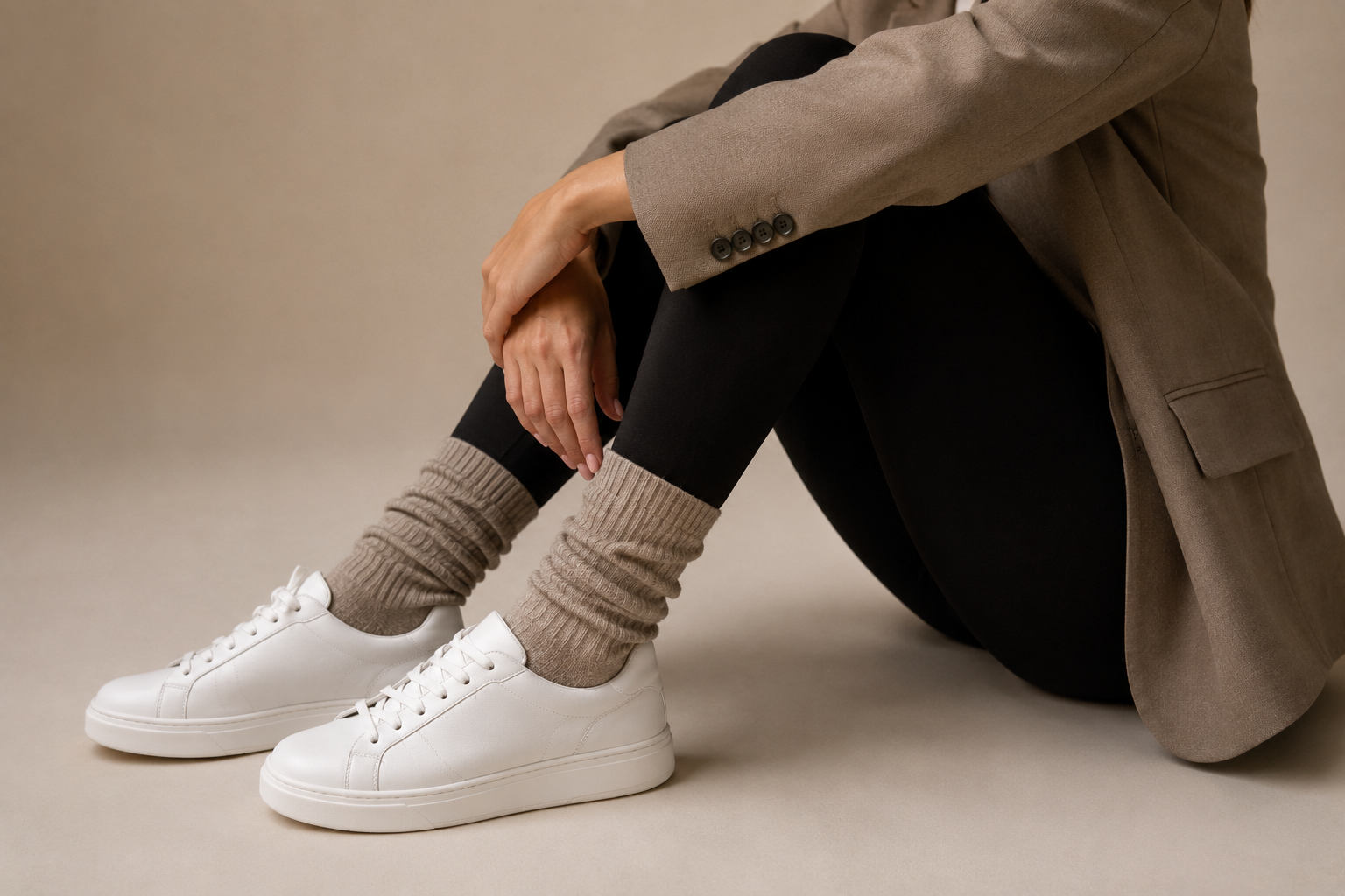 Meias aparentes com tênis — look de inverno elegante para mulheres 40+