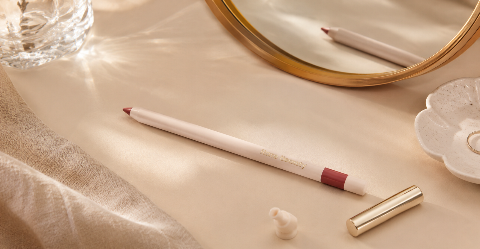 Delineador labial Kind Words da Rare Beauty para pele madura