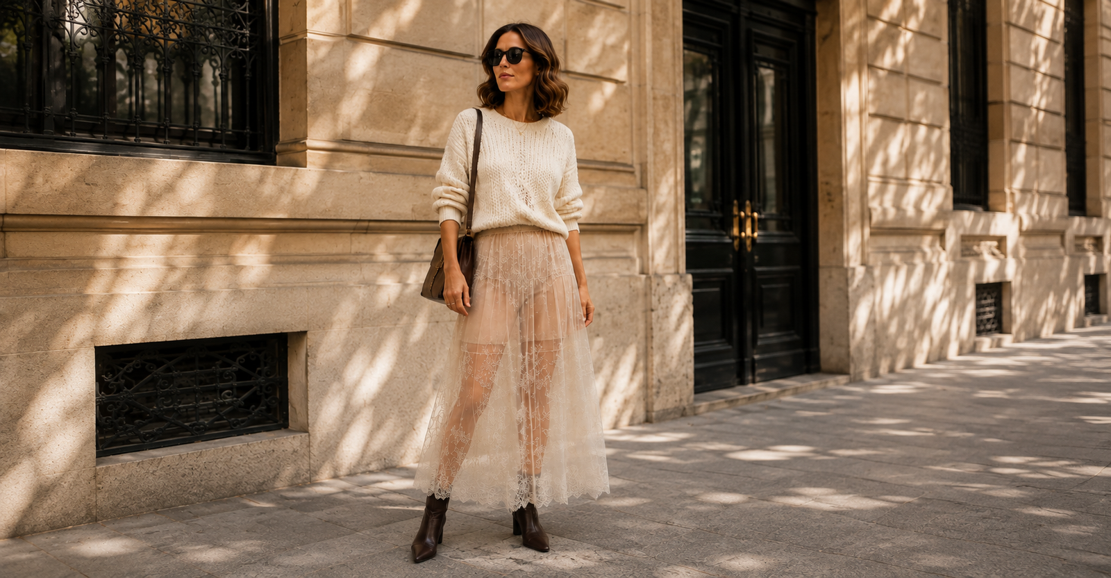 Saia transparente combinada com peças estruturadas — tendência de saias elegantes